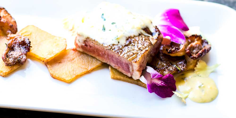  Broiled Wagyu Steak with Sauce Bearnaise and Fried Potatoes